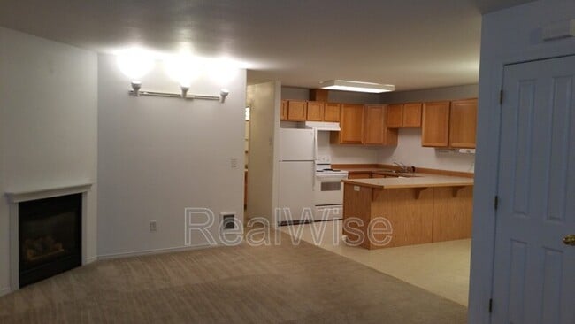 Building Photo - 933 NE Hidden Valley Dr