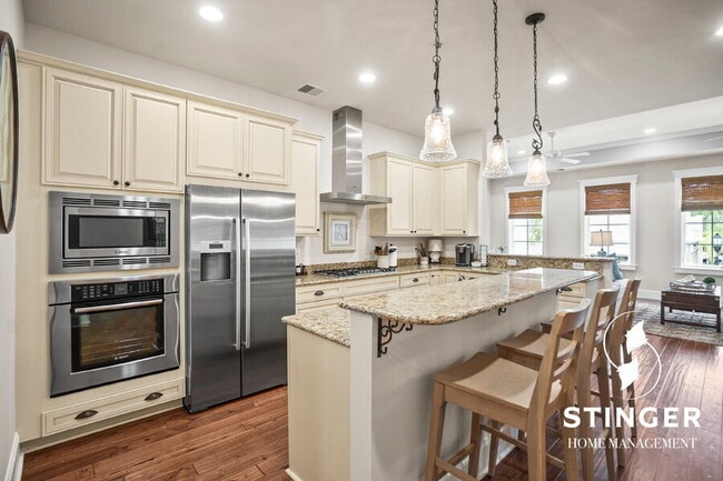 Building Photo - 700 Bay St