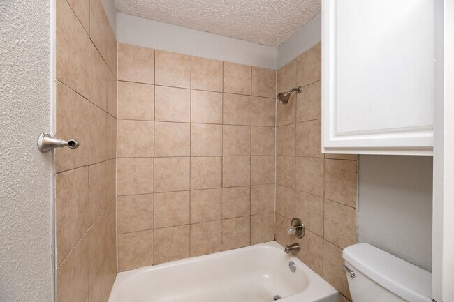 Building Photo - AVAILABLE NOW! NICE 3 BEDROOM HOME LOCATED IN ARLINGTON, TEXAS!