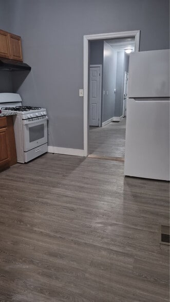 Building Photo - 14 Dickinson St