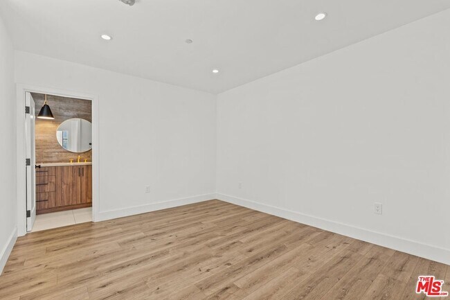 Building Photo - 5536 Tova Dr
