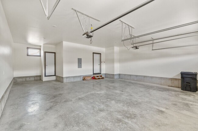 Building Photo - Beautiful Newer Condo near Monforton School