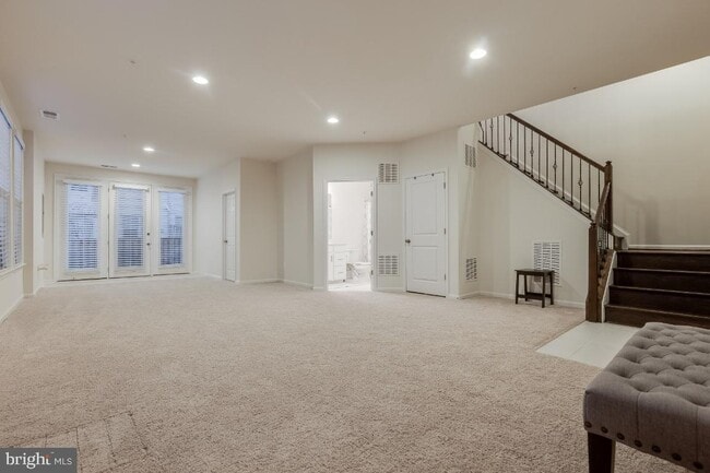 Building Photo - Stunning, light-filled end unit townhome in sought-after Brambleton community.