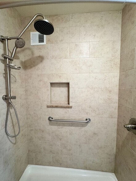 Master Shower - 709 Pampas Pl