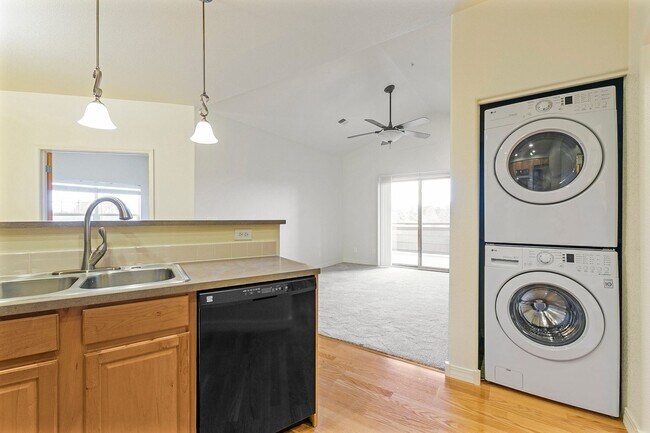 Building Photo - Top-Floor Condo with Unbeatable Mountain Views!