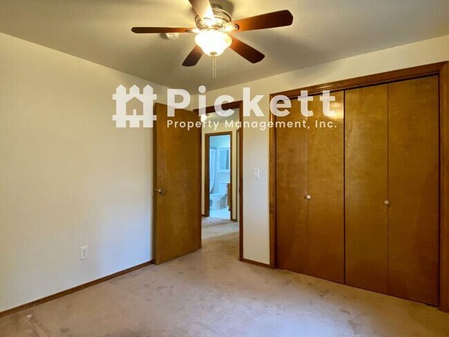 Building Photo - Lovely 3 Bed Island Lake Tri-level