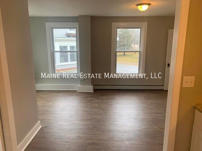 Building Photo - 372 Hammond St