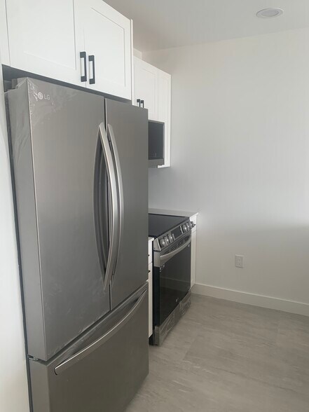 Kitchen - 511 Lucerne Ave