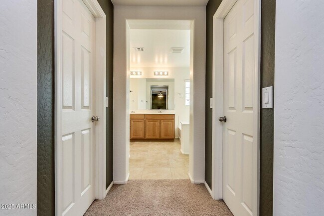 Building Photo - 869 E Doral Ct
