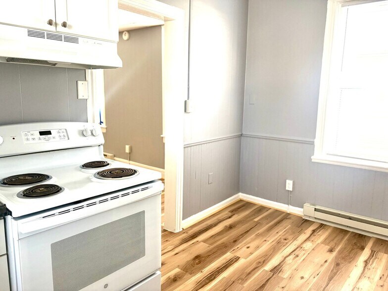 Building Photo - 201 W 5th St