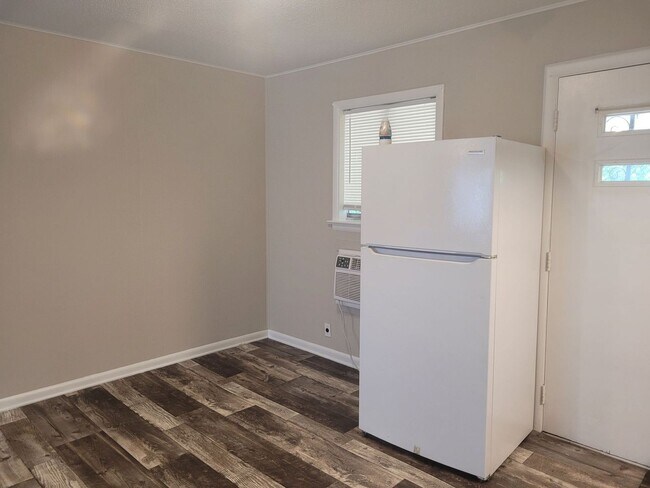 Building Photo - FIRST MONTH FREE! 1 Bedroom 1 Bathroom Apartment near Hamilton Place!