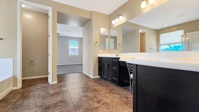 Building Photo - Upgraded kitchen and lots of sq ft in Verrado!