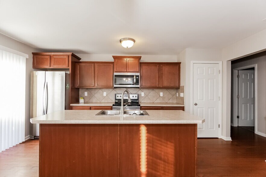 Building Photo - 1005 Joselynn Drive