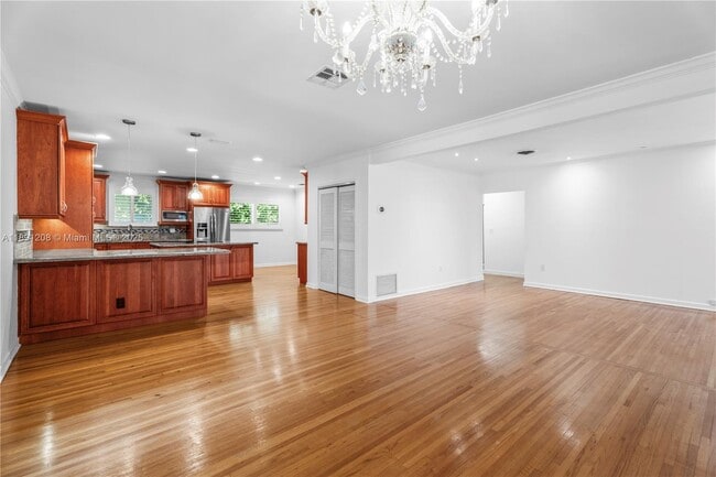 Building Photo - 605 Altara Ave