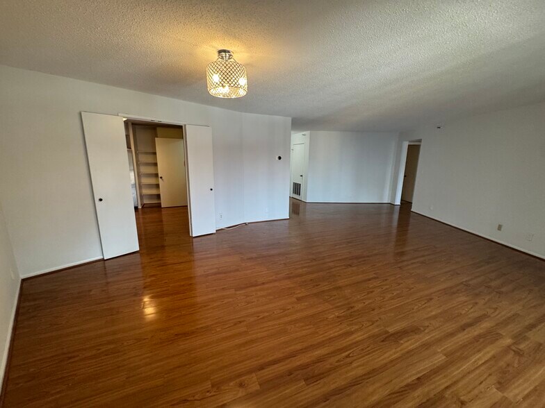 Building Photo - 1600 N Oak St