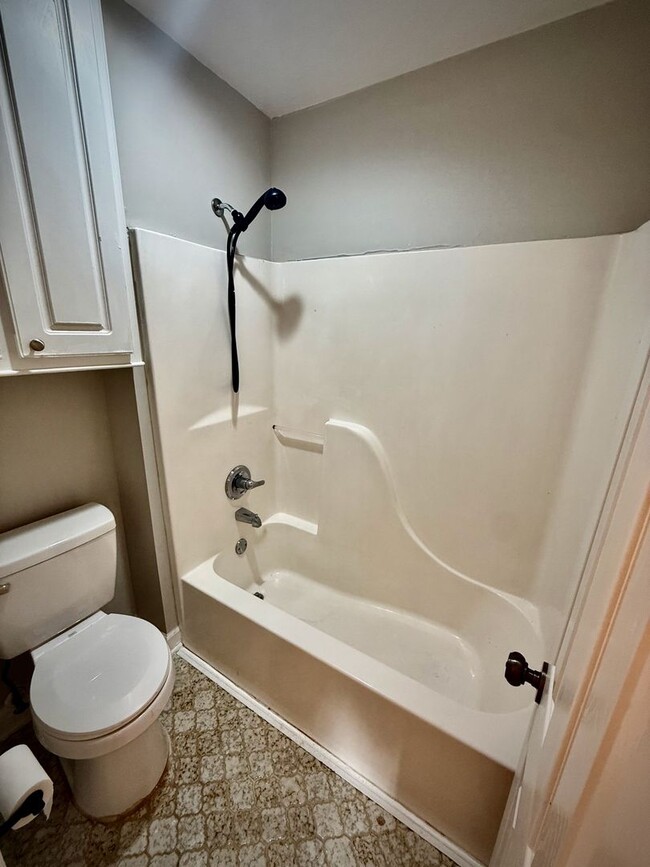 Building Photo - Great 3 BR home by the Reservoir