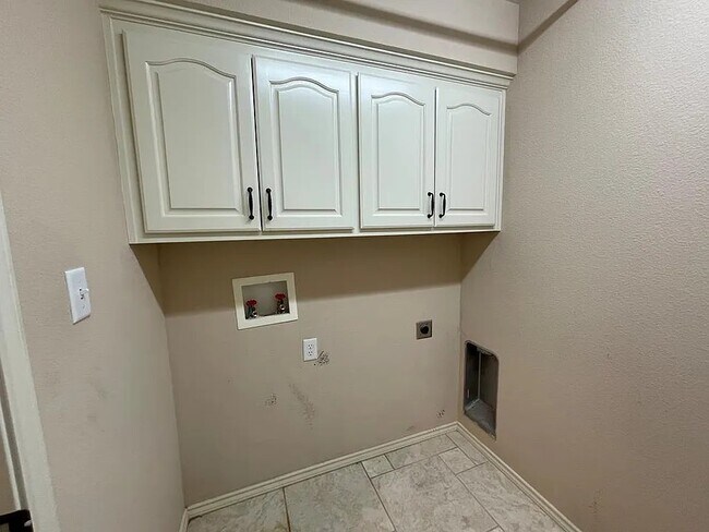 Building Photo - Comfy 3 bd/2 bth home in quiet neighborhood. Walk to the grocery store. 10 minutes to downtown. A...
