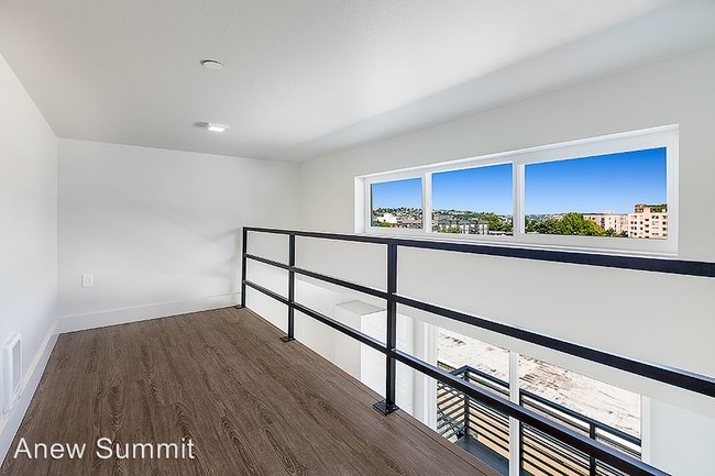 Building Photo - 1722 Summit Ave