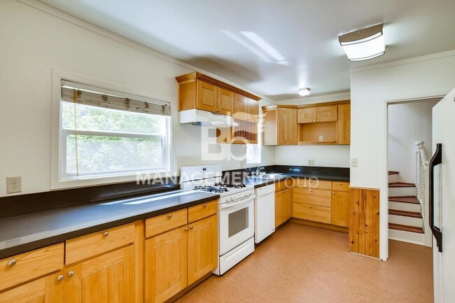 Building Photo - LOCATION, LOCATION, LOCATION! Spacious S Portland Home Walking Distance to PSU and Downtown! MUST...
