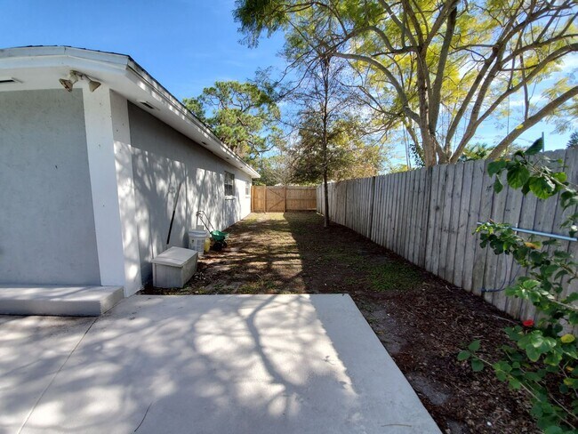Building Photo - Stunning Pool Home in Sapphire Shores – West of the Trail Near the Ringling Museum