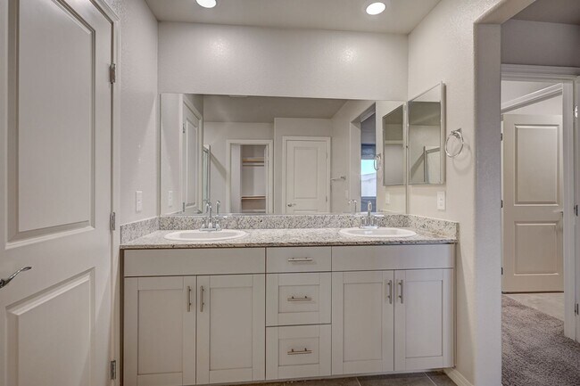 Building Photo - Spacious 4 Bedroom Home!