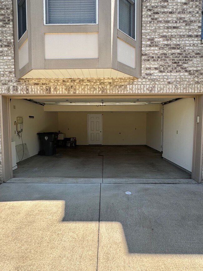 Building Photo - 2 Bed 2 full and 2 1/2 Bath- Imperial PA