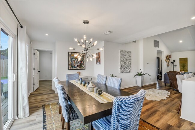 Building Photo - 2550 Roy Cir