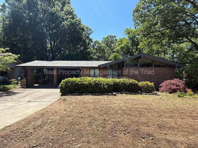 Building Photo - 1507 Pinehurst Dr