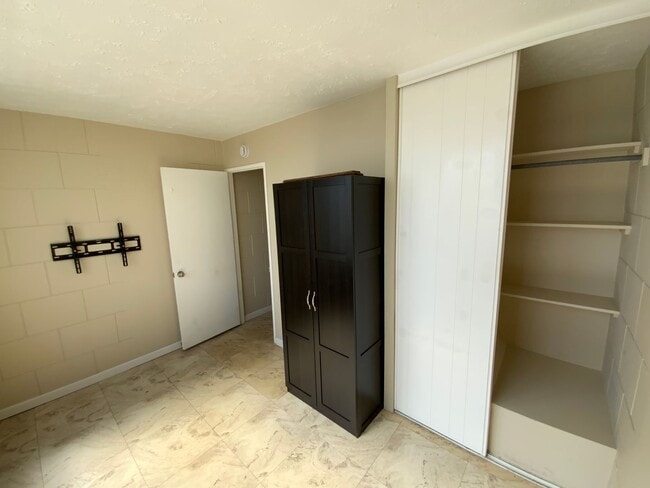 Building Photo - CONVENIENTLY LOCATED, TOP FLOOR UNIT IN PE...