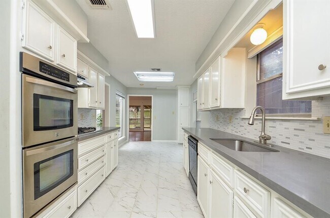 Building Photo - 15815 Boulder Oaks Dr