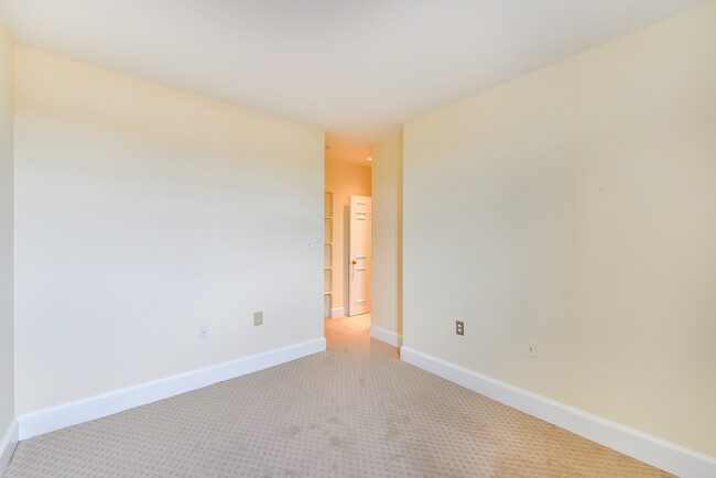 Building Photo - Sun Drenched Top Floor Dupont Circle One B...