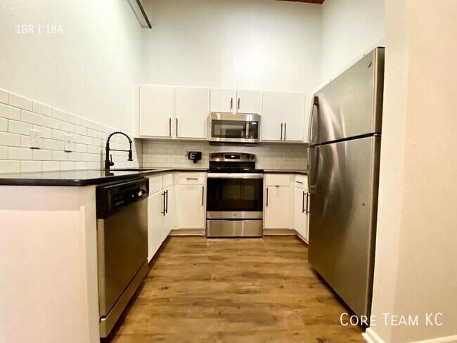 Building Photo - 202 W 5th St