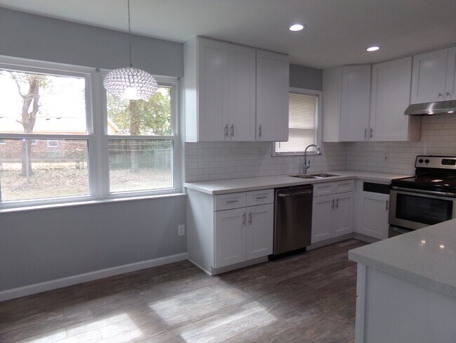 Building Photo - Updated Northeast Pensacola 3BR Home with Granite Kitchen, Tile Floors & Garage