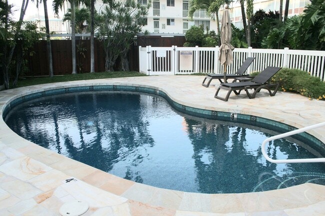 Building Photo - Fully Furnished spacious Studio, 1 Bath, 1...