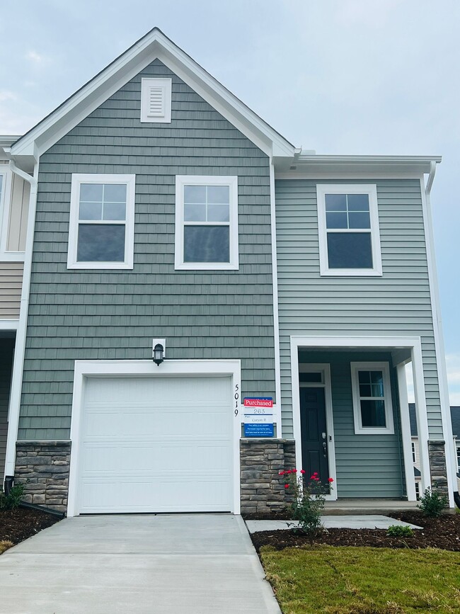 Building Photo - Modern Townhome | 3 Bed/2.5 Bath | End Unit