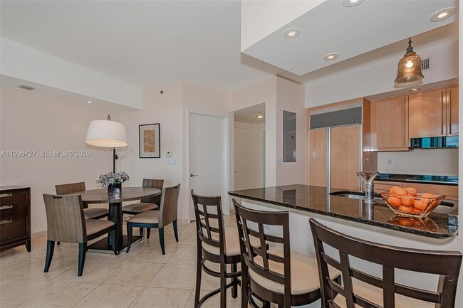 Building Photo - 1000 South Pointe Dr