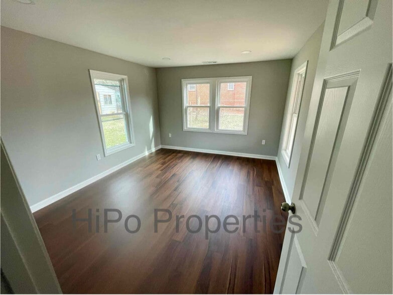 Building Photo - 1747 Center Way S