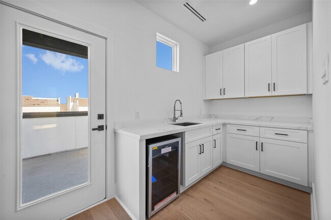 Building Photo - 5705 Dolores St