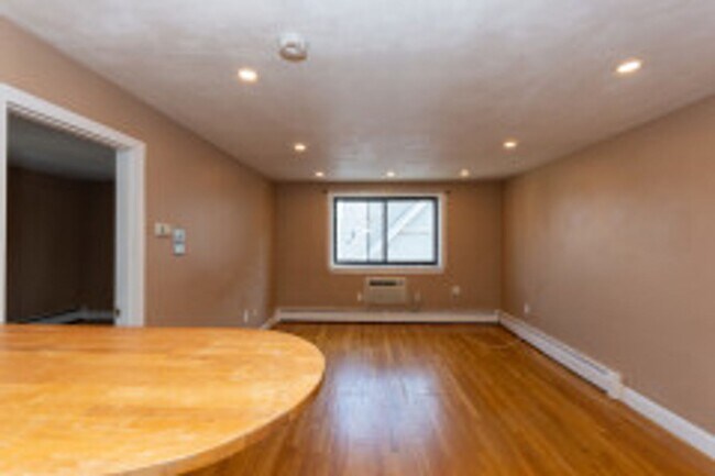 Building Photo - Sunny Renovated 1 Bed Near Harvard Ave – Heat & Hot Water Included, No Broker Fee!