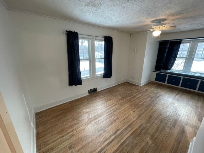 Building Photo - Timeless Spacious 3br + Den/2ba Edina Home w/Hardwood Floors, Large Yard, 2 Car Garage