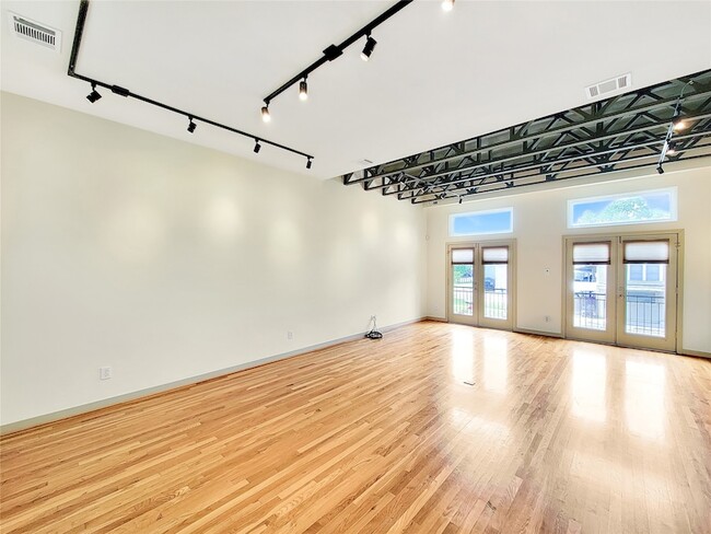 Building Photo - 321 E 20th St