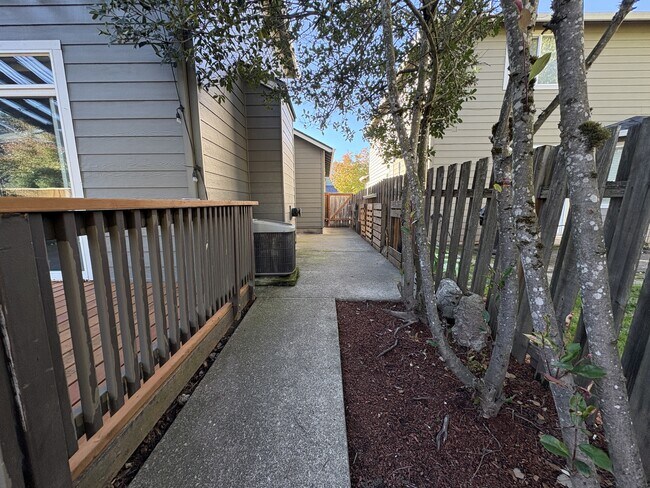 Building Photo - 12982 SW Kameron Way