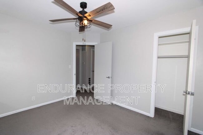 Building Photo - 1646 Raglan St