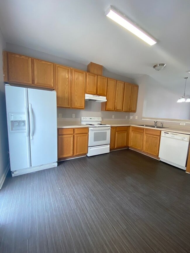 Building Photo - Charming 2 Bed, 2.5 Bath Townhouse in Nort...