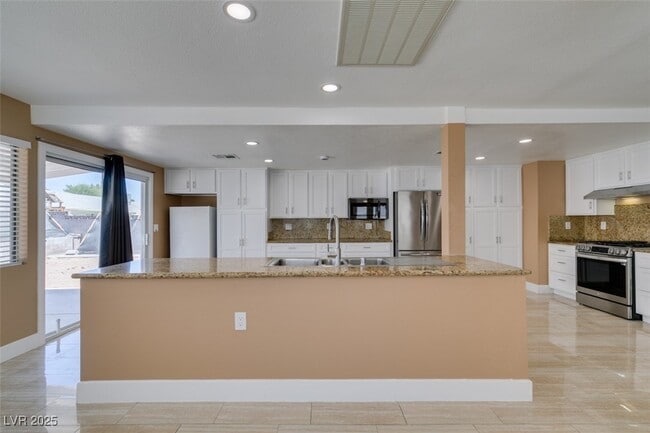 Building Photo - 3966 Green Leaf Dr