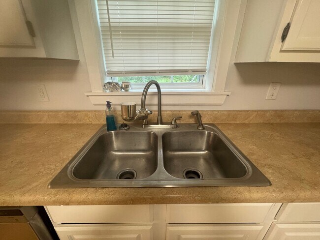 Building Photo - 5112 Kraft St