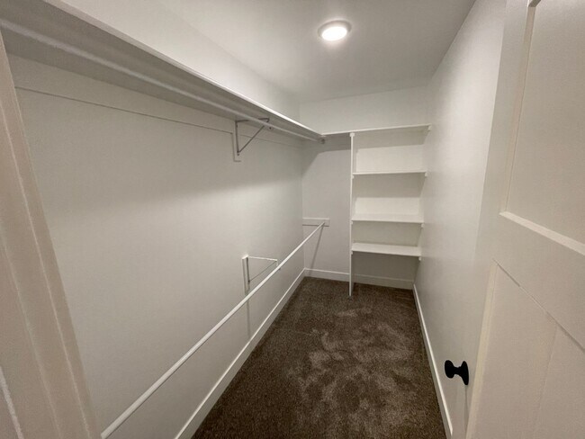 Building Photo - 3 bed 2.5 bath home rental