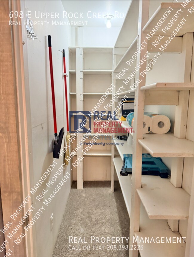 Building Photo - 698 E Upper Rock Creek Rd