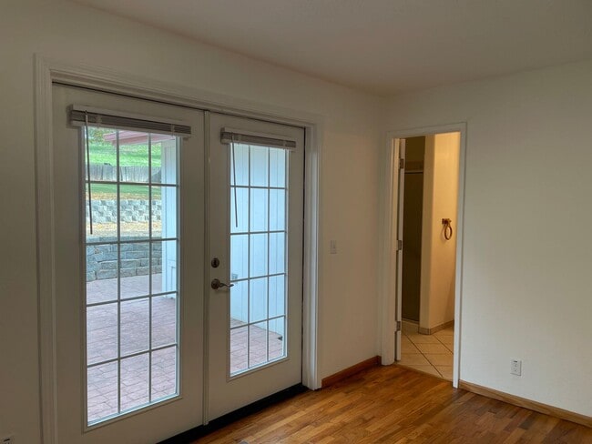 Building Photo - Nice 3 Bedroom 2 Bath Home-Office Space-Located in a Quiet East Medford  Nieghborhood East Medford