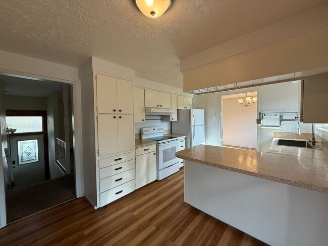 Building Photo - $500.00 OFF Move In Costs Special!